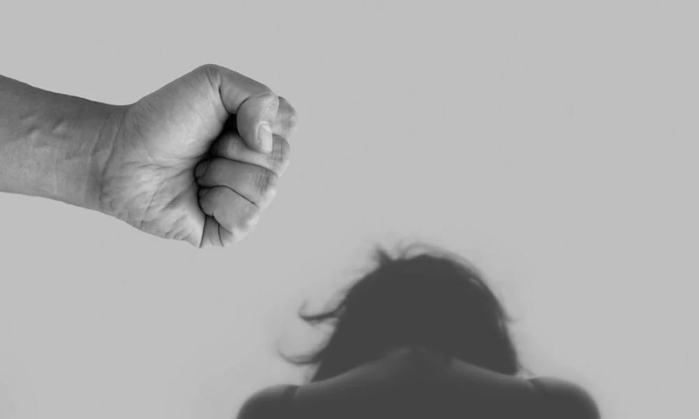Σοκ στην Κρήτη: Ξυλοκόπησε τη σύντροφό του στη μέση του δρόμου